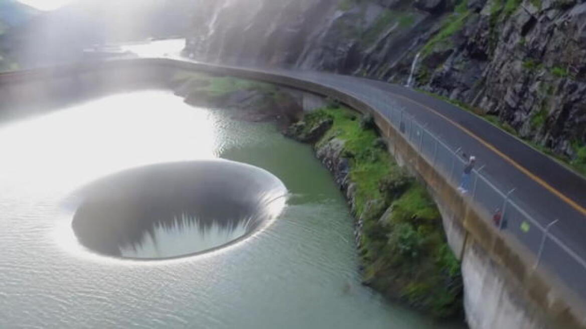 Φωτογραφία: Το σπάνιο θέαμα που προκάλεσαν οι καταρρακτώδεις βροχές στην Καλιφόρνια