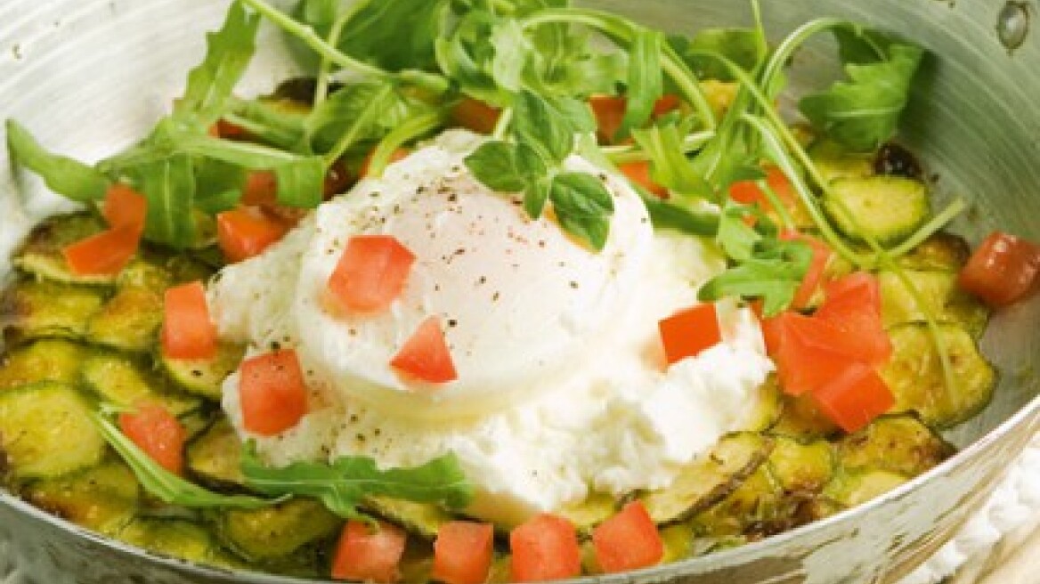 Αβγά ποσέ με ψητά κολοκυθάκια και ξινομυζήθρα