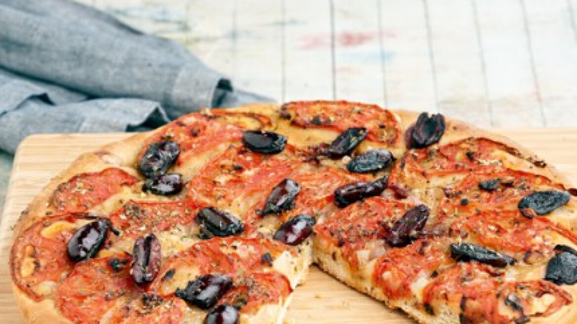 Λαδένια με ντομάτα, κρεμμύδι και ελιές