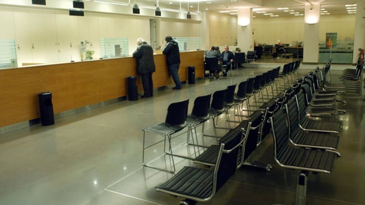 Bank deposits at a record low since 2001, shows Bank of Greece data