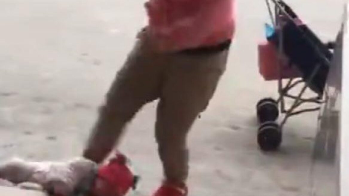 Σοκαριστικό βίντεο: Μητέρα κλωτσάει επανειλημμένα βρέφος επειδή κλαίει