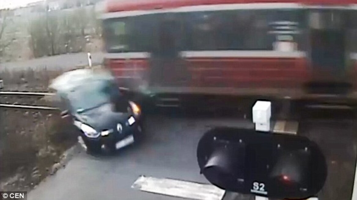 Οδηγός παραβιάζει την ελεγχόμενη διάβαση και το τρένο παρασύρει το αυτοκίνητό του