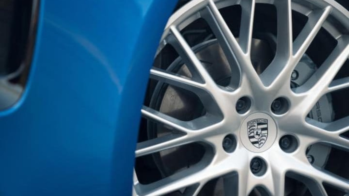 Video: Σκάει ελαστικό σε Porsche με 330km/h ταχύτητα...