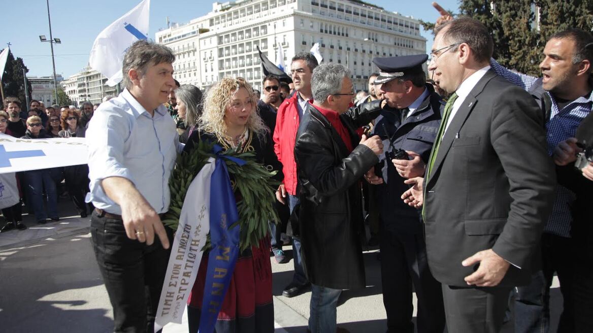 ΜΑΤ εναντίον Μανιατών στο μνημείο του Άγνωστου Στρατιώτη