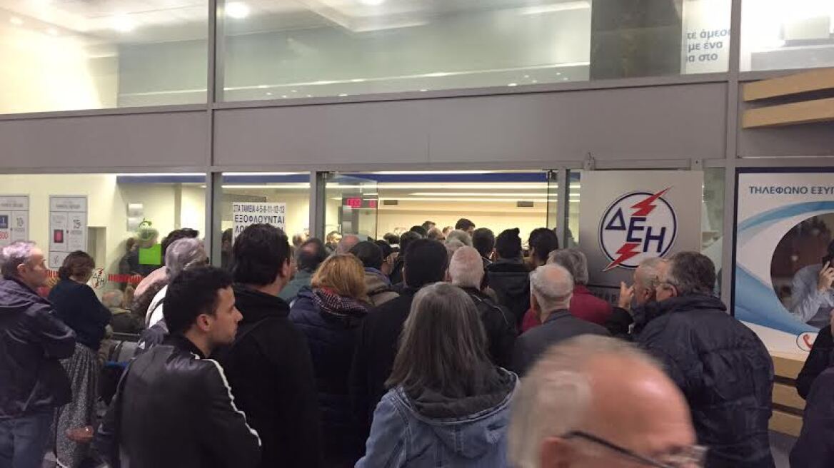 ΔΕΗ: Από τα ξημερώματα στις ουρές για την ρύθμιση των 36 δόσεων 