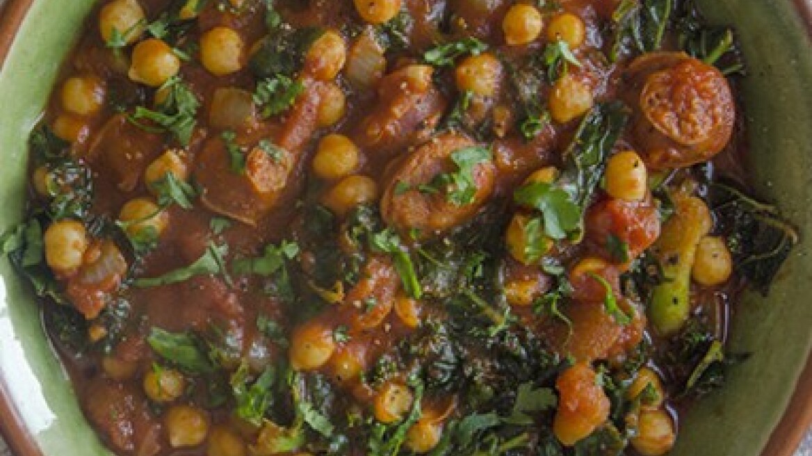 Ρεβίθια με μάραθα και λουκάνικα