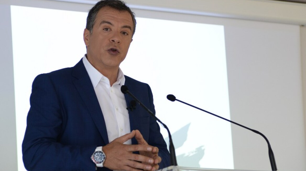 Θεοδωράκης για Τσίπρα: Μετά την επιτυχία με τα νταούλια, αυτοπροβιβάστηκε σε συνθέτη