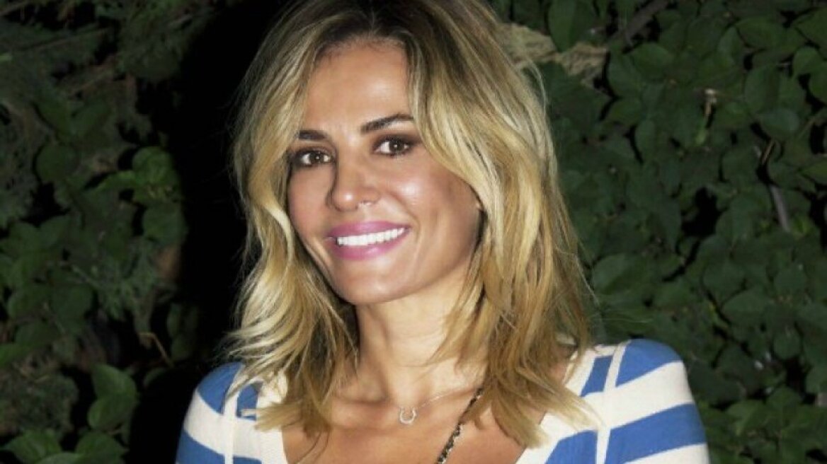 Dimitra Matsouka shares sunny mood with friends (photos)