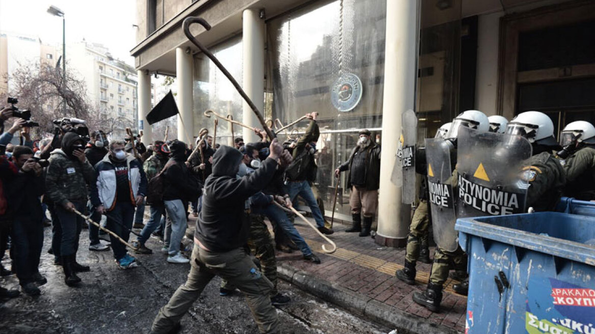 Farmers and anti-riot police clash in Athens (VIDEOS+PHOTOS)