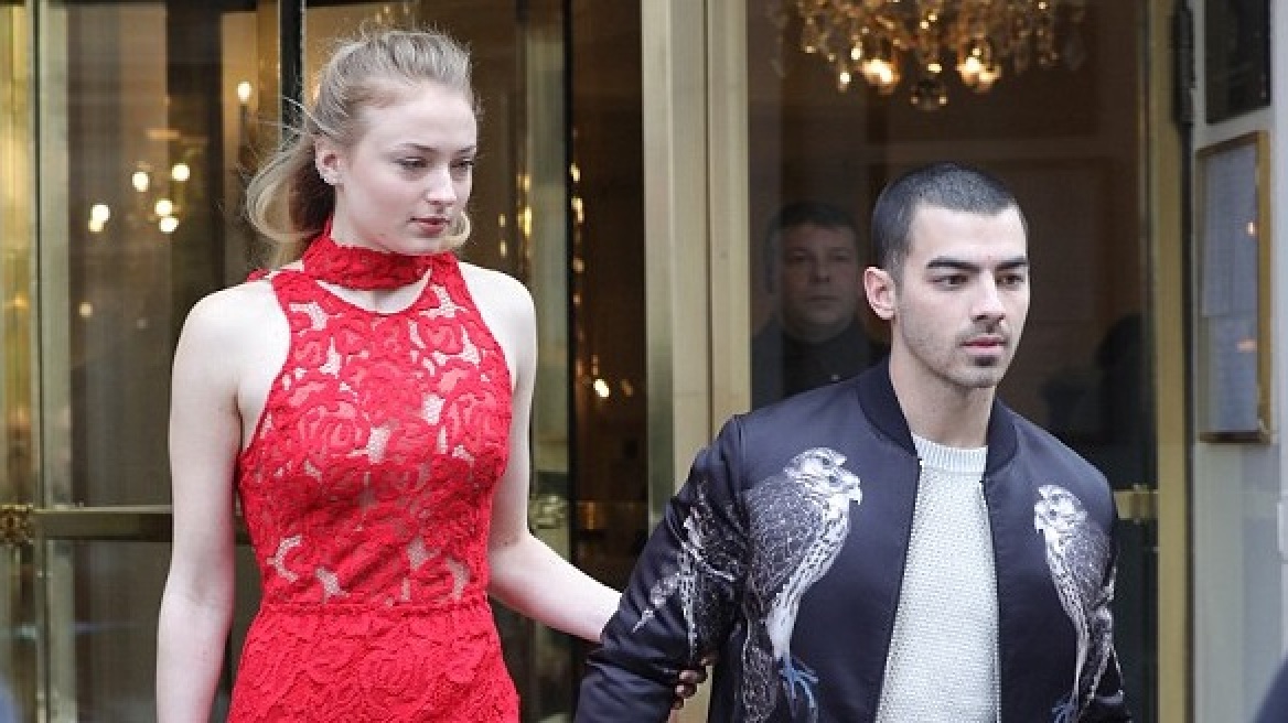 Game of Thrones Sophie Turner goes braless in Paris! (photos)