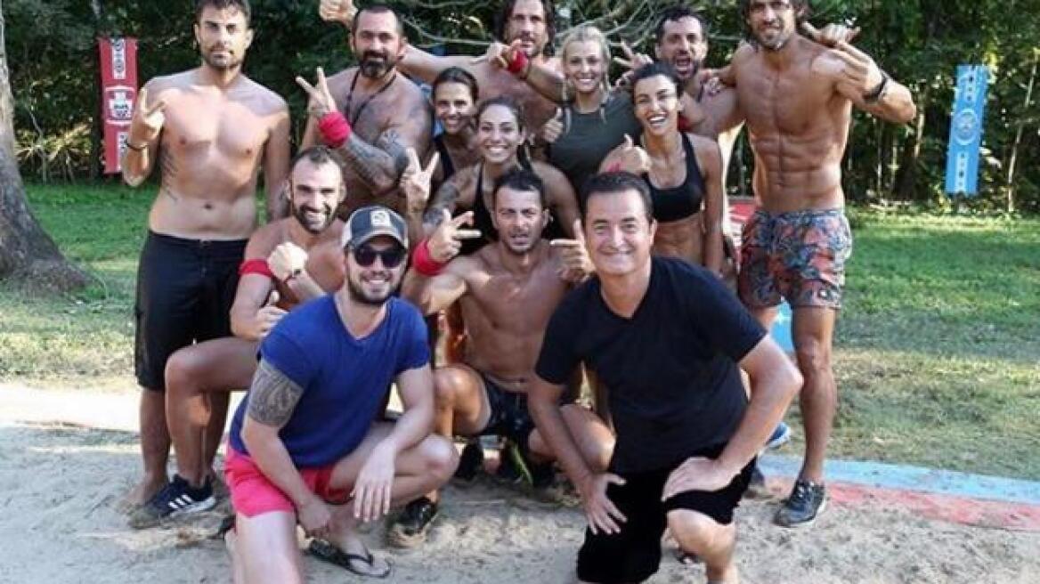 Survivor: Οι πόζες του Τούρκου καναλάρχη με τους παίχτες και τον παρουσιαστή 