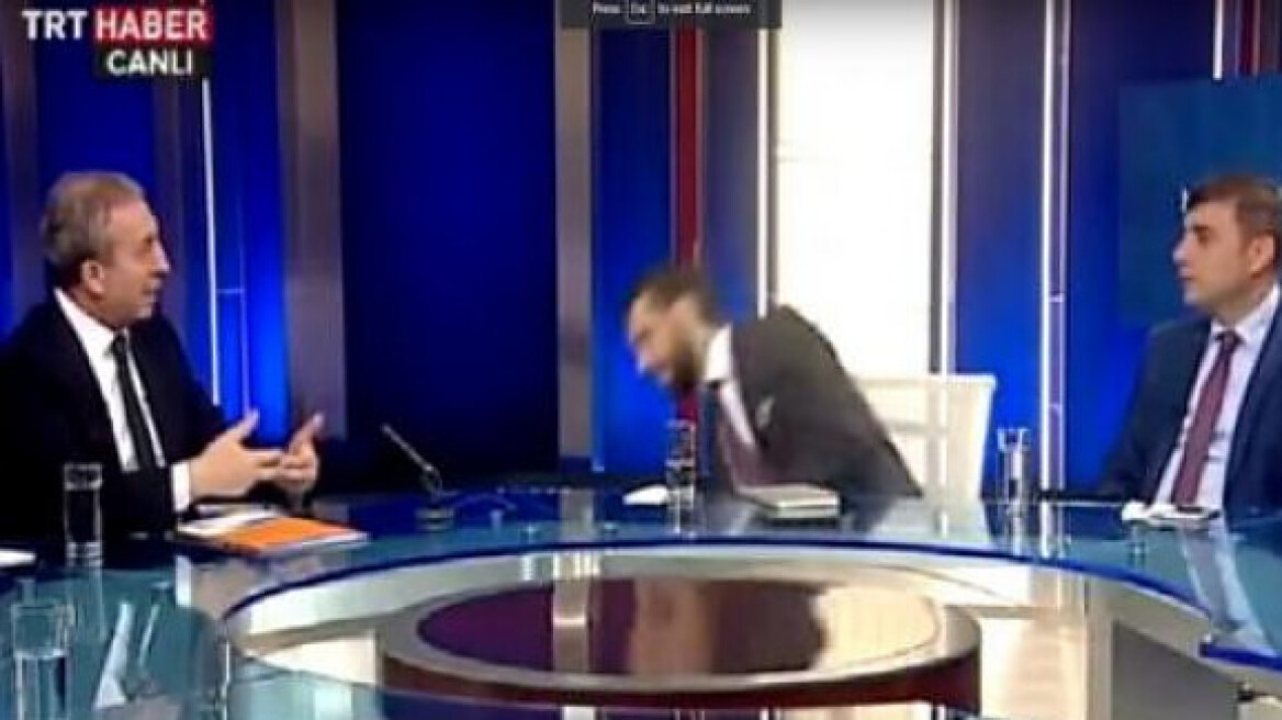 Βίντεο: Λιποθύμησε on air διευθυντής τουρκικού καναλιού