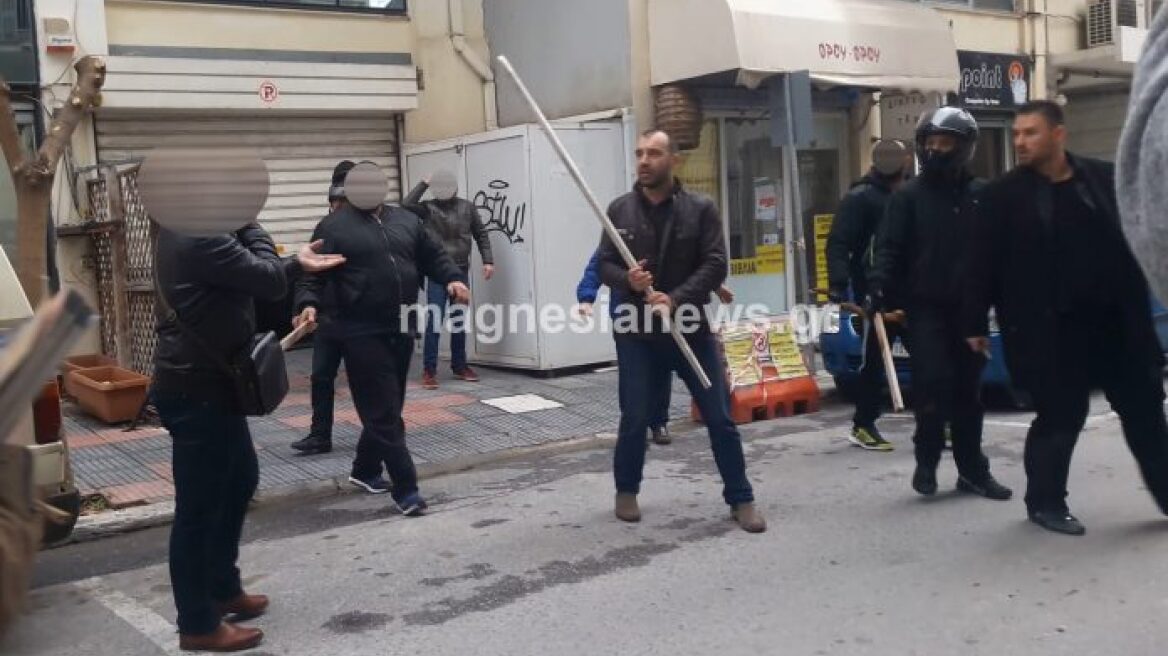 Βόλος: Κραδαίνοντας κοντάρια φυγαδεύτηκαν από τηλεοπτικό στούντιο Κασιδιάρης και Ηλιόπουλος