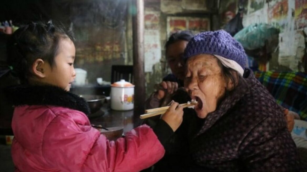 5χρονη... ανέλαβε να φροντίζει τη γιαγιά της όταν την εγκατέλειψαν (pics)