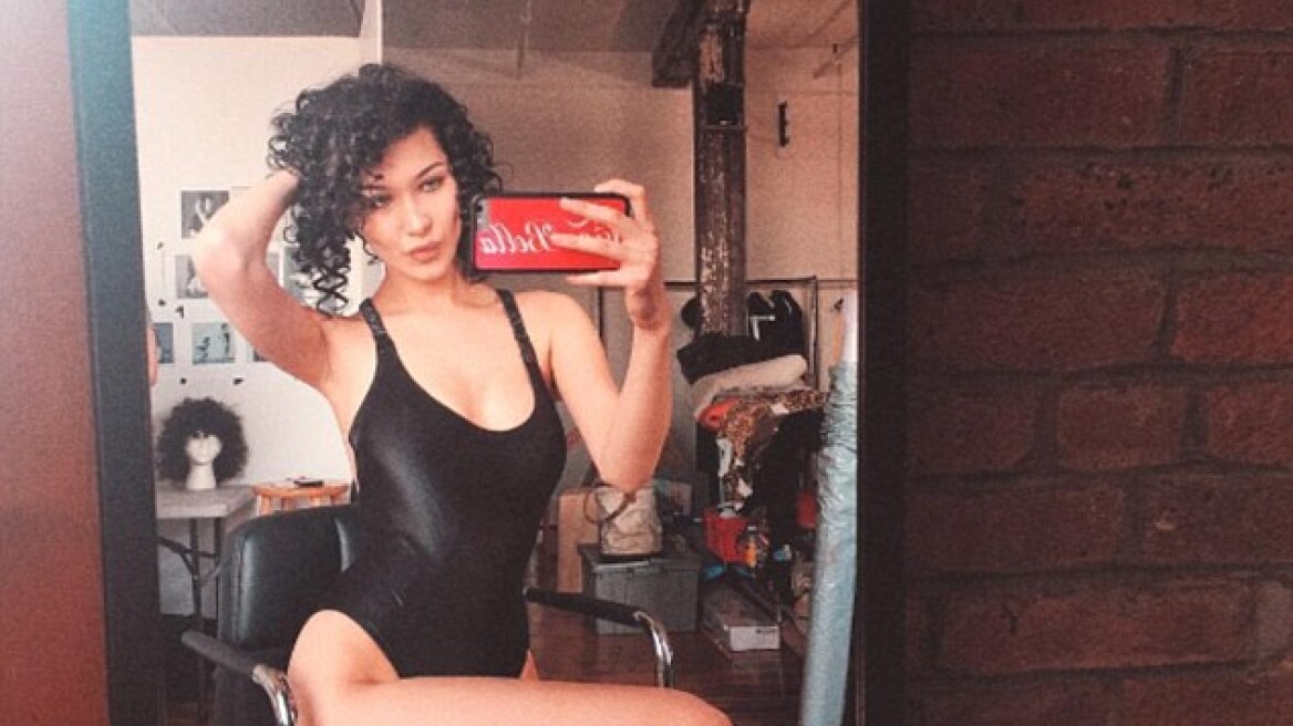 Μαύρο κορμάκι και πανύψηλες μπότες - Η Bella Hadid ξαναχτυπά 