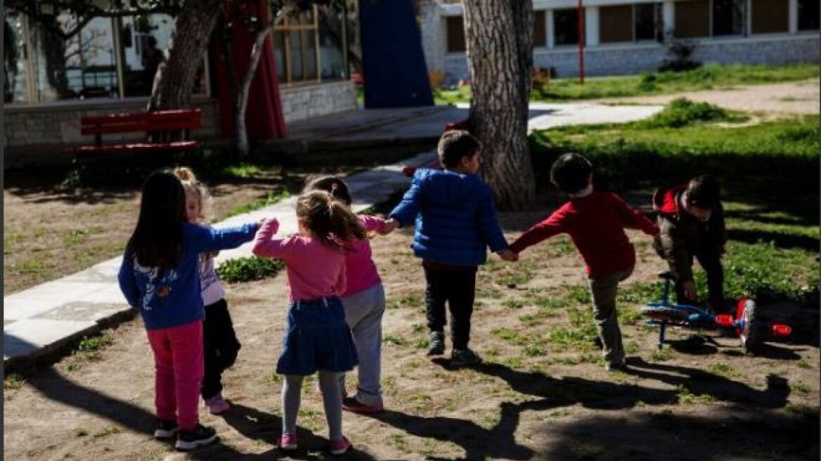 Reuters: Τα Ελληνόπουλα πληρώνουν το τίμημα της οικονομικής κρίσης