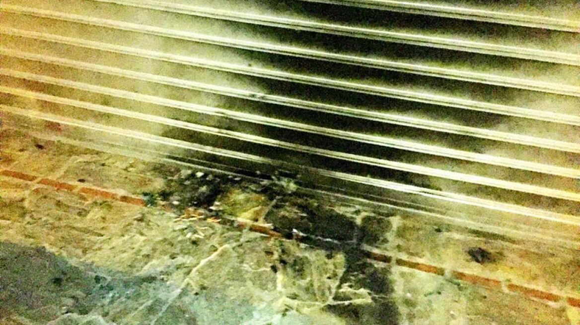 Γκαζάκια στο βιβλιοπωλείο του Άδωνι Γεωργιάδη στην Κηφισιά