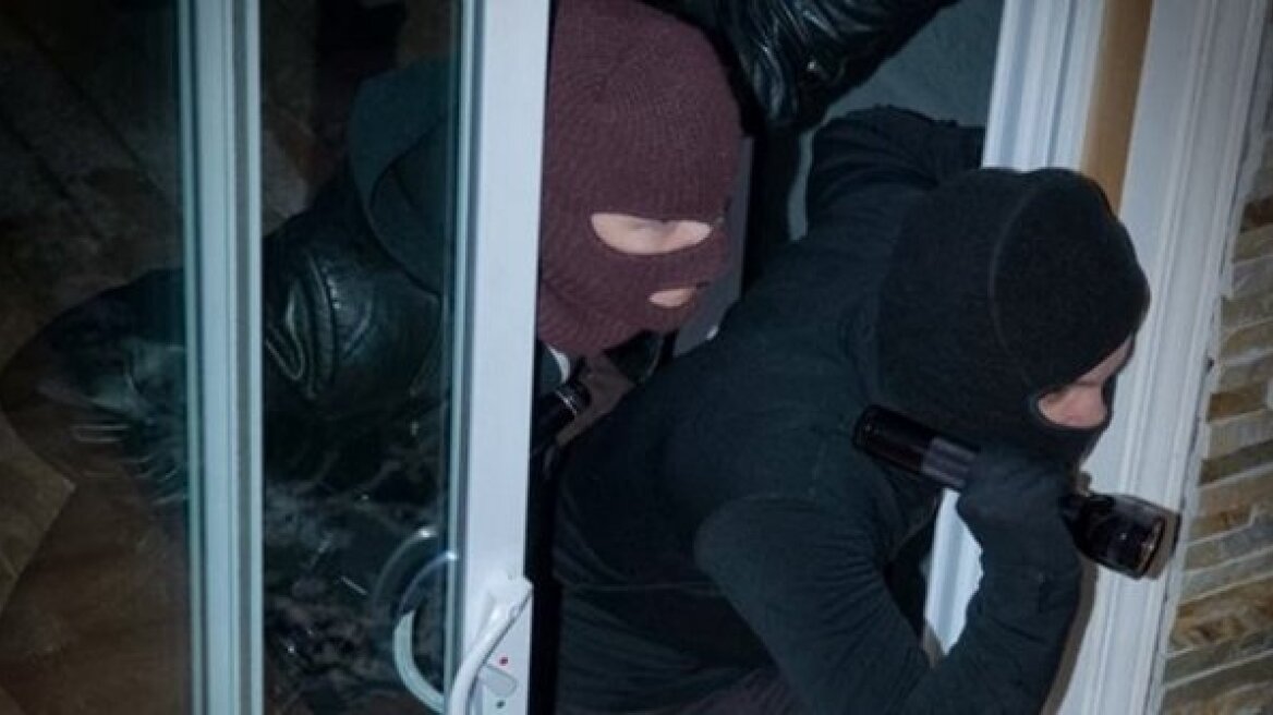 Νύχτα τρόμου για 63χρονη στην Πάτρα: Μπούκαραν στο σπίτι της ληστές