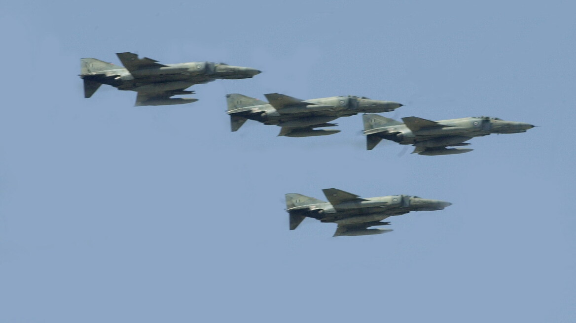 Αύριο Πέμπτη, ώρα 12, ετοιμαστείτε για χαμηλές πτήσεις μαχητικών αεροσκαφών πάνω από την Αθήνα