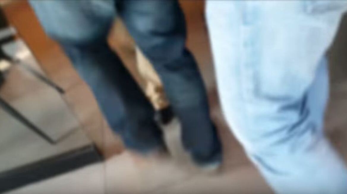 Βίντεο: Εισβολή του Ρουβίκωνα στα κεντρικά των Mikel