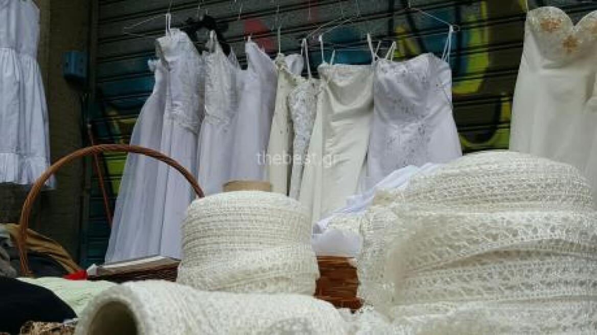 Στις λαϊκές της Πάτρας έβγαλαν και νυφικά στους πάγκους! 