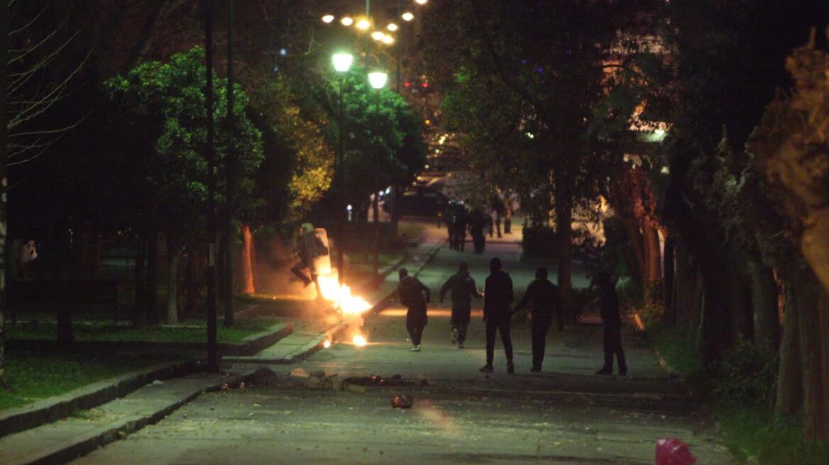 Επίθεση νεαρών με μολότοφ σε διμοιρία των ΜΑΤ στην Πατησίων