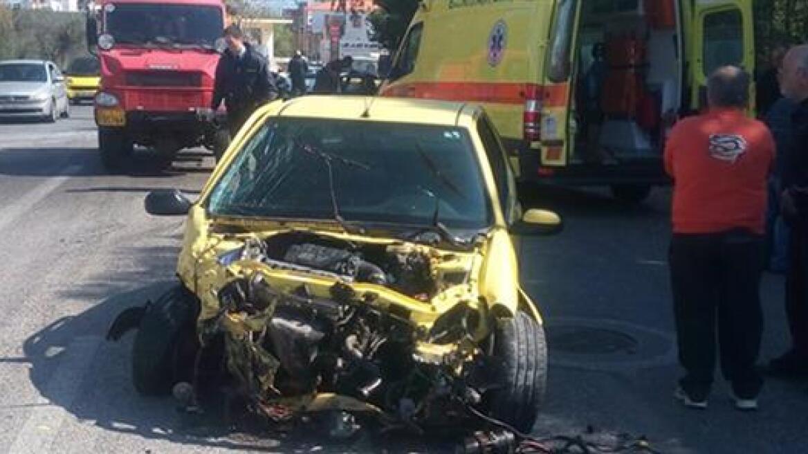 Τροχαίο στην Αρτέμιδα: Εκσφενδονίστηκε το καπό και χτύπησε γυναίκα που περίμενε στη στάση 