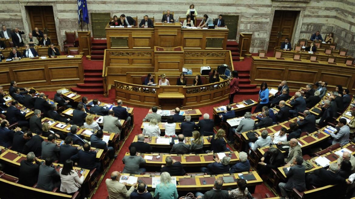 «Ξέχασαν» να εντάξουν στα θύματα του «κόφτη» για τις συντάξεις τους βουλευτές