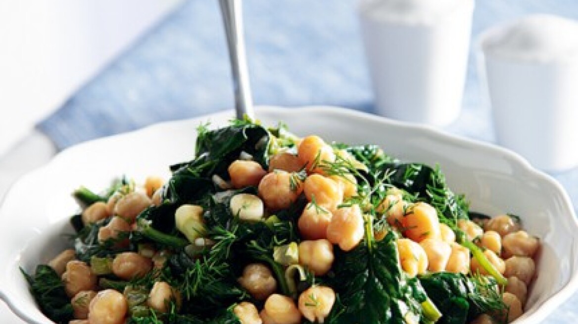 Ζεστή σαλάτα με ρεβίθια και σπανάκι με πικάντικα χταποδάκια