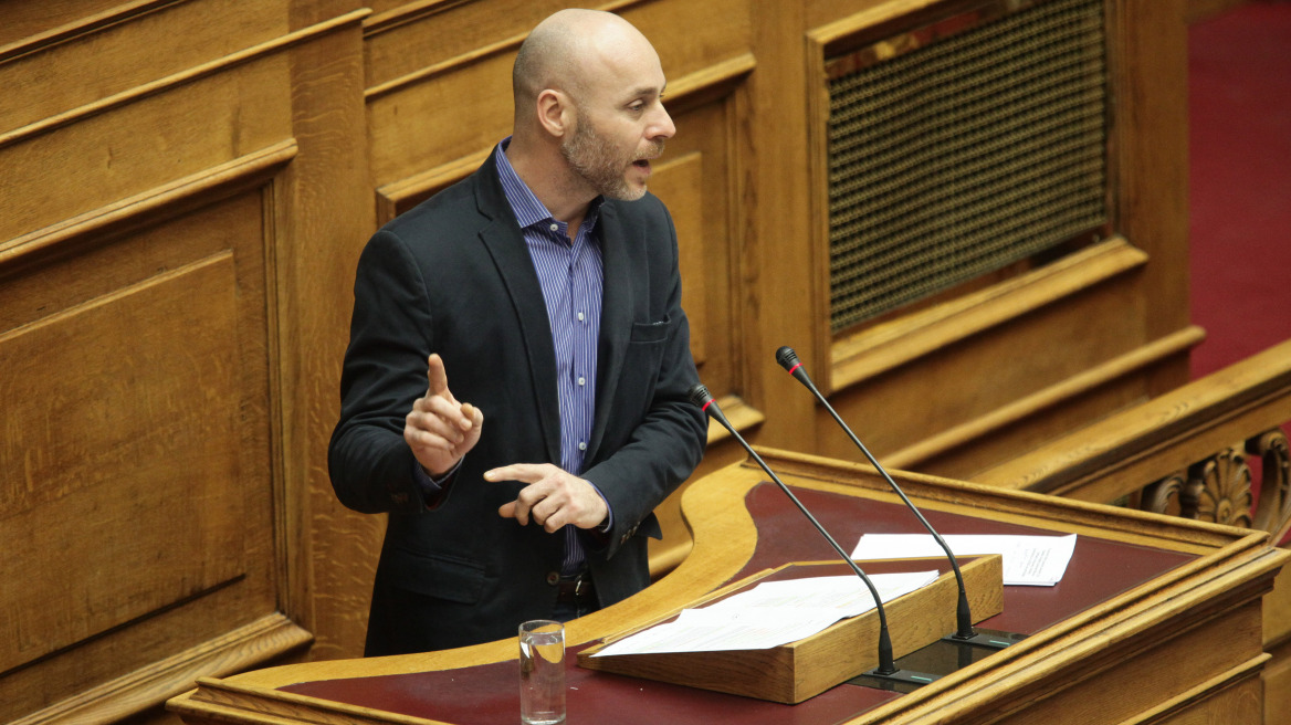 Εναρμόνιση συντάξεων βουλευτων και υπολοίπων πολιτών ζητά το Ποτάμι
