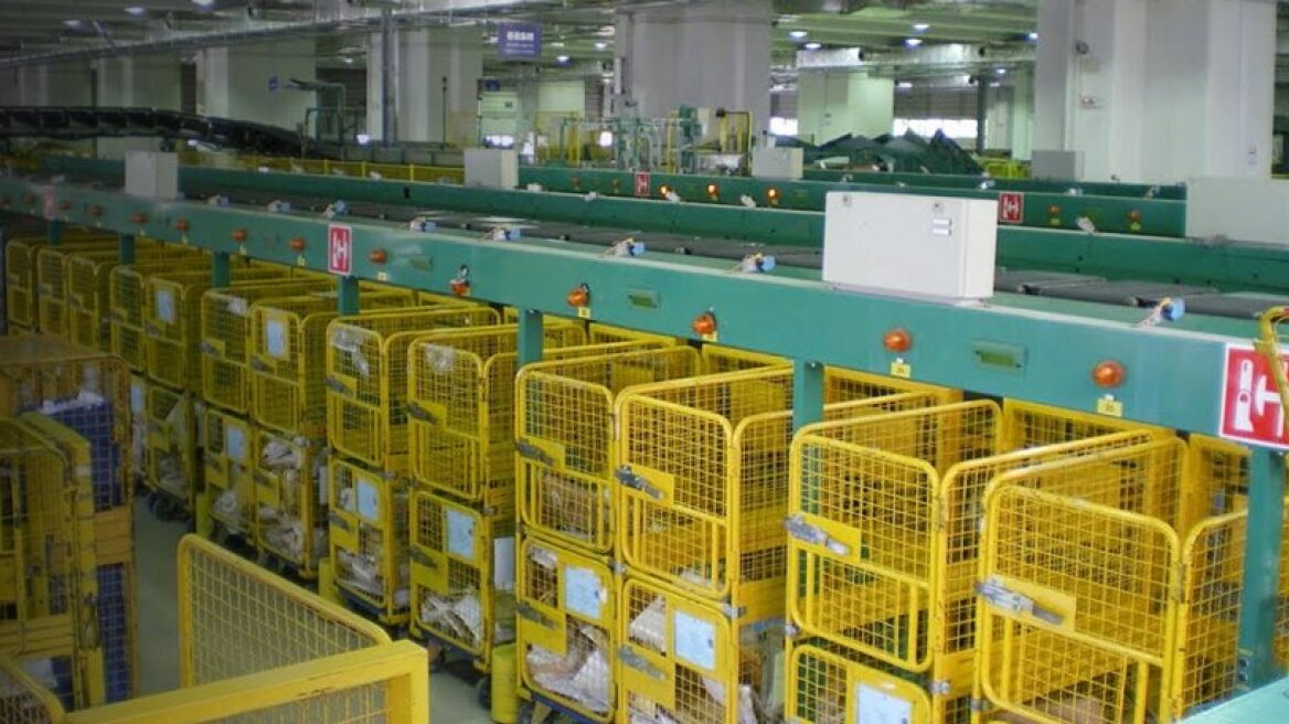 Police find 8 parcel bombs in Postal Services in Attica