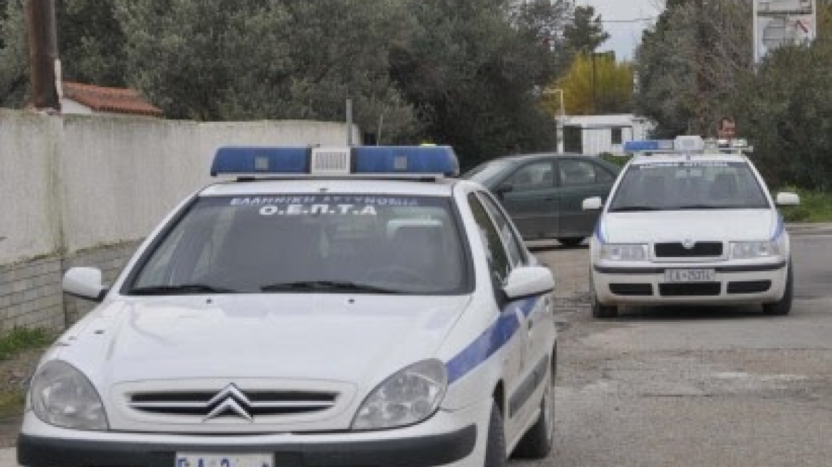 Πιτσιρίκια έκλεψαν τσάντα, τσιγάρα και… μπουγάδα