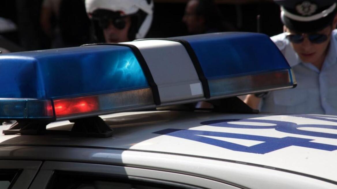 Τρίκαλα: 30χρονος χτύπησε τη μητέρα του και κλειδώθηκε στο σπίτι