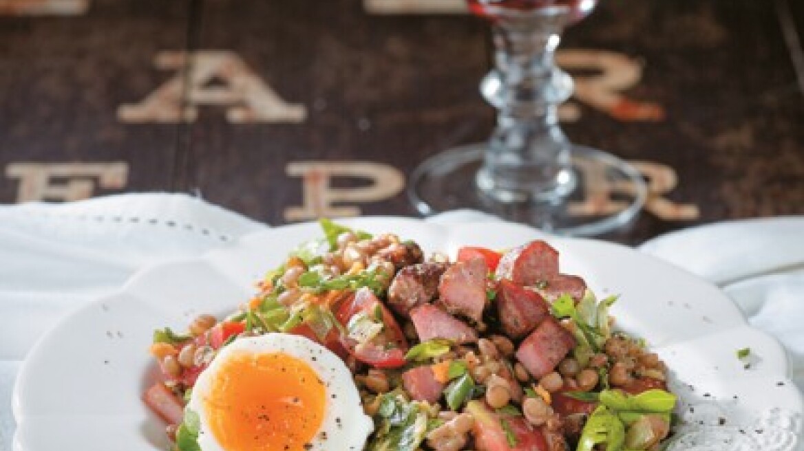 Σαλάτα με φακές, απάκι και αβγό μελάτο