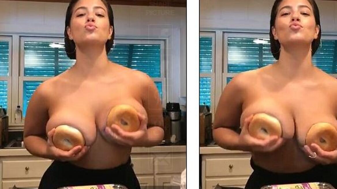 Τόπλες η Ashley Graham καλύπτει το στήθος της με... μπέιγκελς 