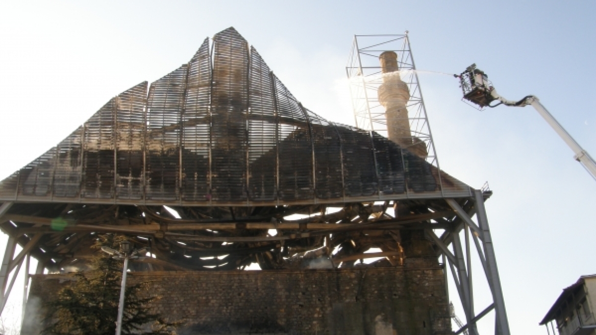 Ανυπολόγιστες οι καταστροφές από την φωτιά στο Τέμενος Βαγιαζήτ