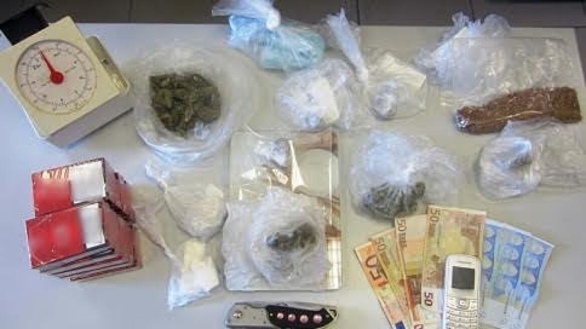 Λάρισα: Βρήκαν χασίς και τα κέρδη από την διακίνηση 