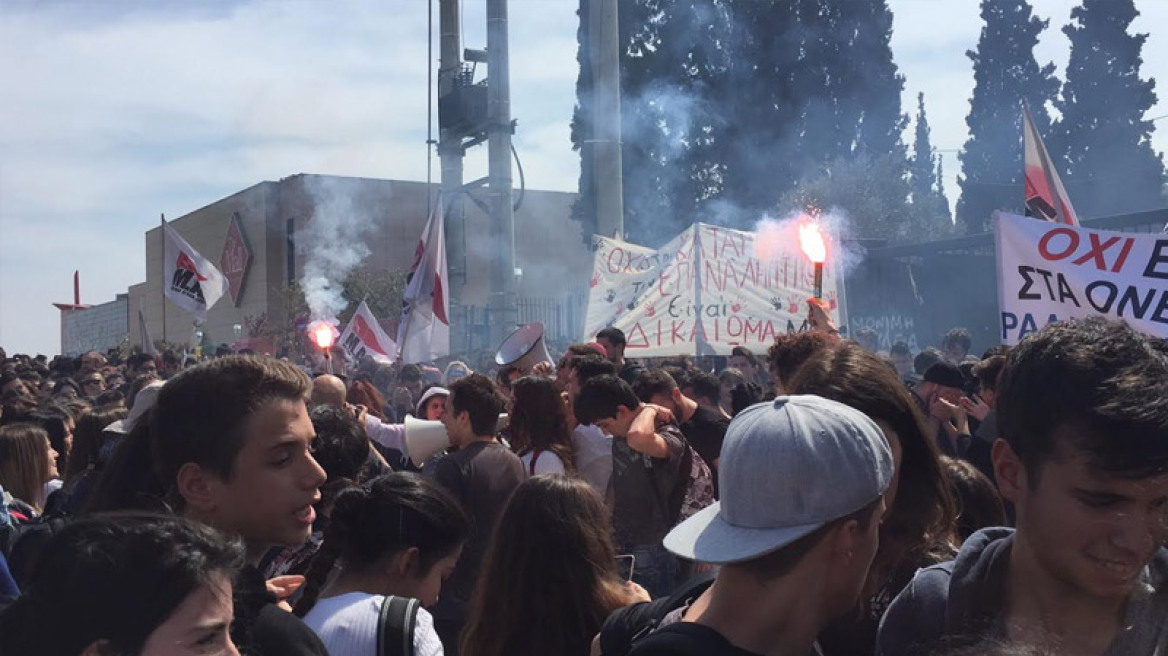 Διαμαρτυρία φοιτητών και μαθητών στο υπουργείο Παιδείας