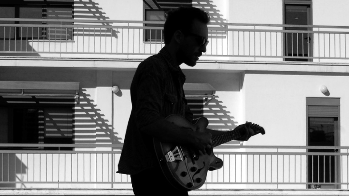 Ένας ασυμβίβαστος καλλιτέχνης τραγουδάει για τη ζωή