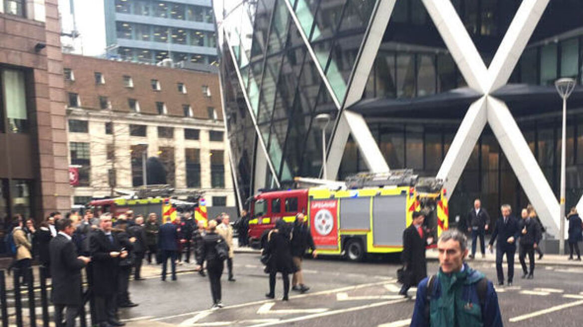 Νέος συναγερμός τάραξε το Λονδίνο: Καπνός στο υπόγειο του κτιρίου «The Gherkin»