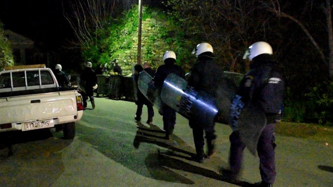 Βίντεο: Ολονύκτιες συμπλοκές μεταναστών στη Χίο