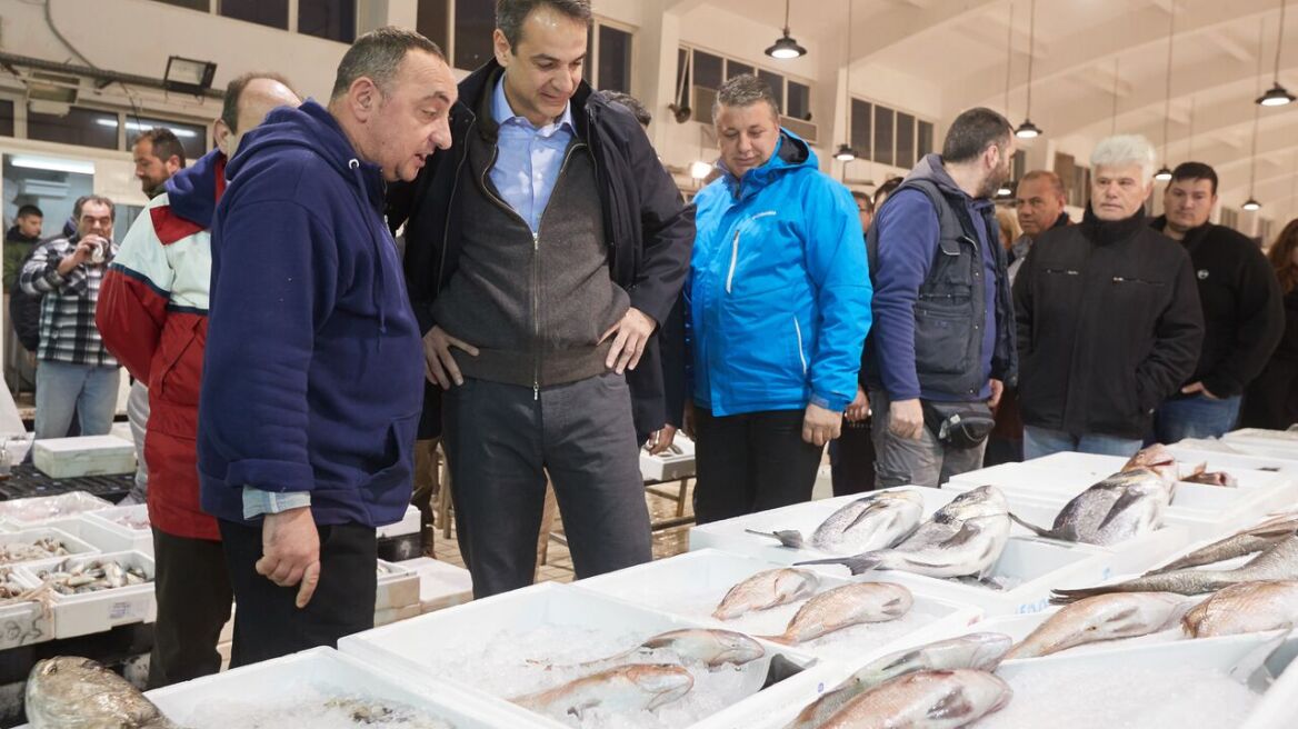 Στην Ιχθυόσκαλα Κερατσινίου ο Μητσοτάκης: Να πείσουμε νέα παιδιά να ασχοληθούν με την αλιεία