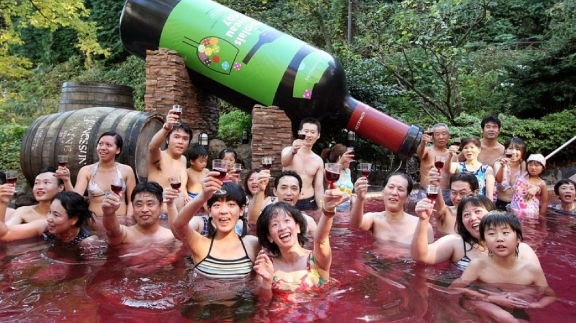 Σπα σε... θερμοπηγές από κόκκινο κρασί, καφέ ή τσάι