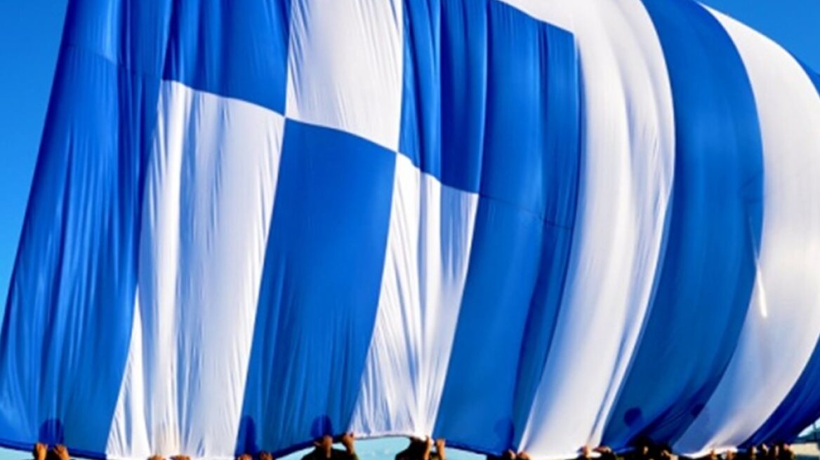 Κυματίζει από το πρωί στη Χίο η γιγαντιαία ελληνική σημαία 