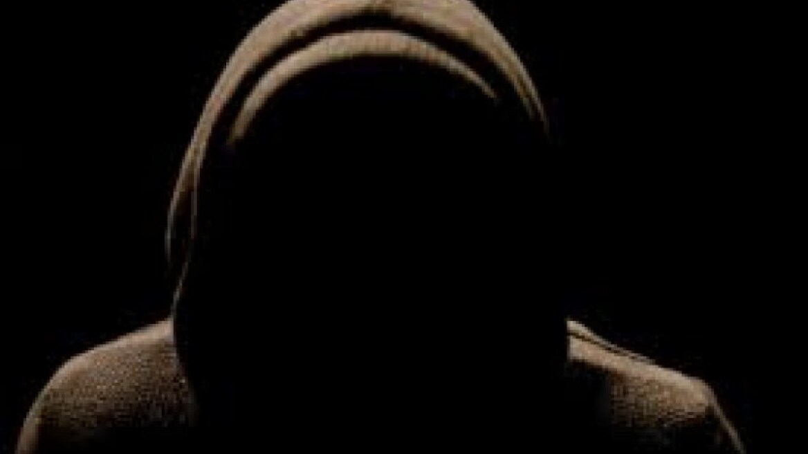 Λάρισα: Κουκουλοφόρος εισέβαλε σε φροντιστήριο εν ώρα μαθήματος 