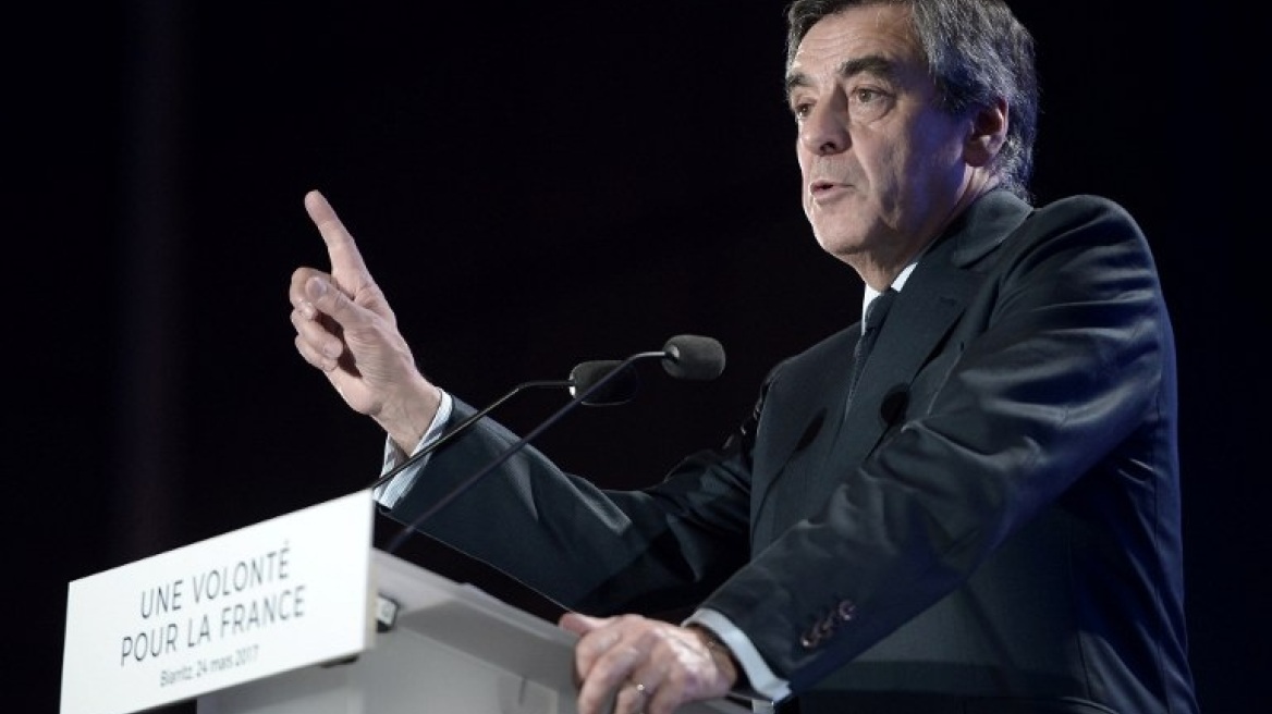 Με αυγά και συνθήματα υποδέχθηκαν τον Φρανσουά Φιγιόν στη Νοτιοδυτική Γαλλία