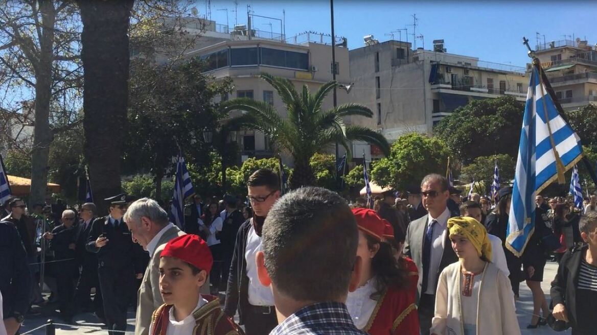 Με αντιφασιστικά συνθήματα η μαθητική παρέλαση στην Καλλιθέα 