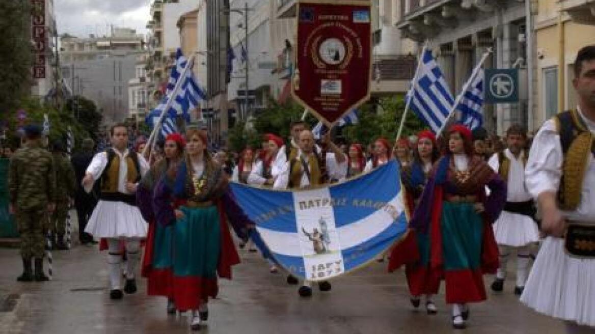  Άγνωστοι δράστες έκαψαν ελληνικές σημαίες στην Πάτρα 