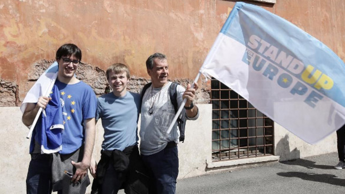 Ο Σταύρος Θεοδωράκης διαδηλώνει υπέρ της Ευρώπης στη Ρώμη: «March for Europe. Κόντρα στους φασίστες»