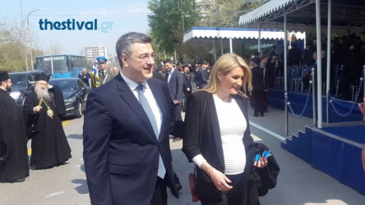 Με φουσκωμένη κοιλίτσα στην παρέλαση η κυρία Τζιτζικώστα